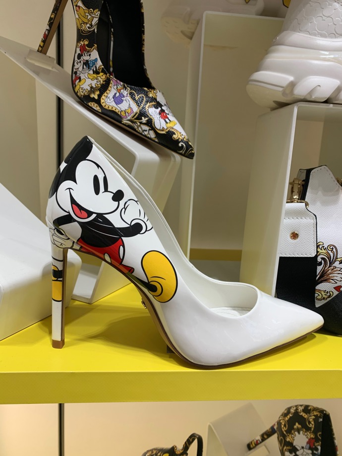 Fanynky oblíbeného myšáka potěší speciální edice produktů v nabídce značky Aldo. (Lodičky, 2 190 Kč)