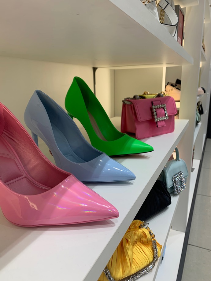 Pestrobarevnou nabídku klasických lodiček na jehle najdete aktuálně v nabídce značky Aldo. (2 090 Kč)