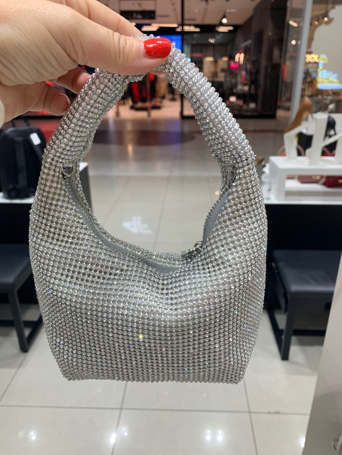 Oslnivými odlesky disponuje také kabelka zdobená štrasem. (Aldo, 1 499 Kč)