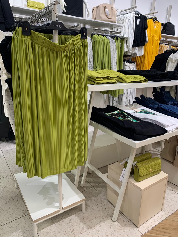 Brčálově zelená dominuje také jedné z podzimních kolekcí značky Orsay.