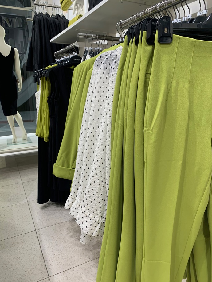 A v Orsay najdete také další z nadčasových motivů, puntíky. 