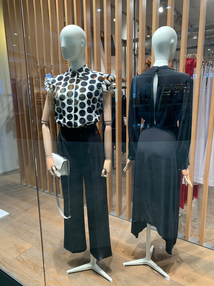 Výrazný vzor, který nestárne, to jsou puntíky. Jejich nepřehlédnutelný rozměr najdete v nové kolekci značky Benetton.