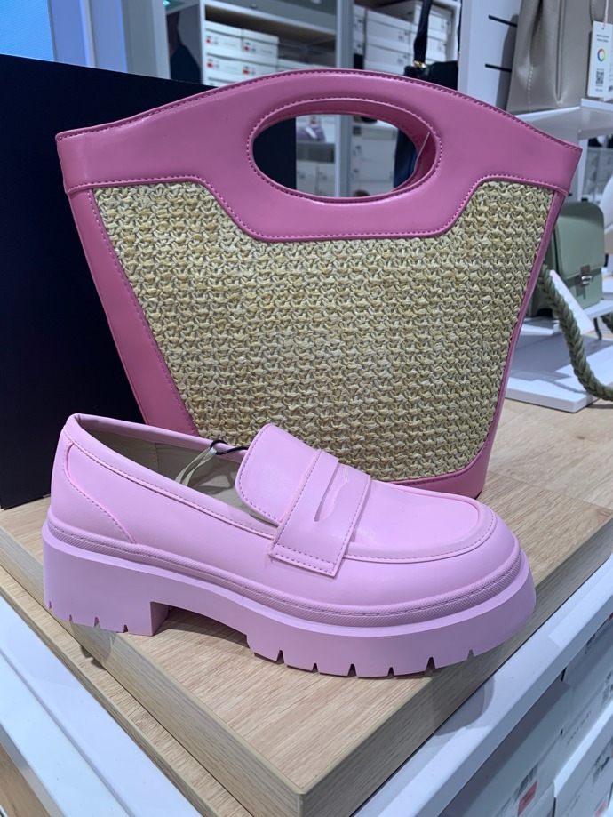 Růžová náš šatník, zdá se, jen tak neopustí. Nabídka doplňků značky CCC hovoří jasně. (Mokasíny 999 Kč, kabelka 849 Kč)