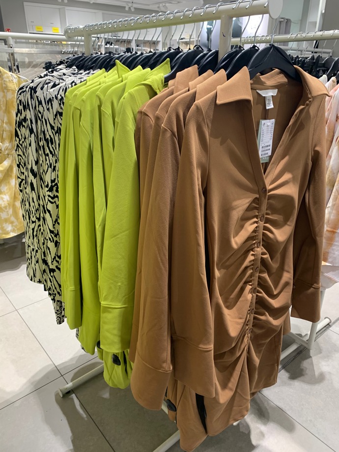 Nejvýrazněji se ale v současných kolekcích projevuje brčálově zelený odstín. (H&M)