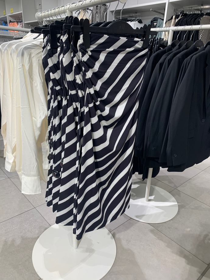 Hitem je ale jednoznačně černobílá. Klasické pruhy frčí, ať už je tvůrci nových kolekcí ložili jakýmkoliv směrem. (H&M)