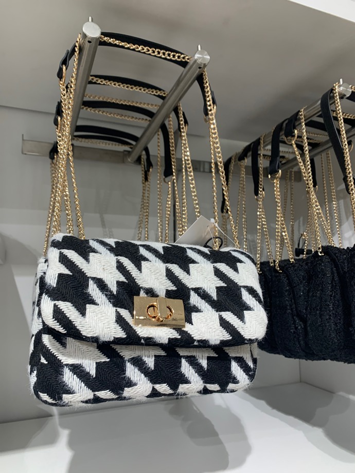 Také významně přifouknutá kohoutí stopa stojí za vaši pozornost. (H&M, 599 Kč)