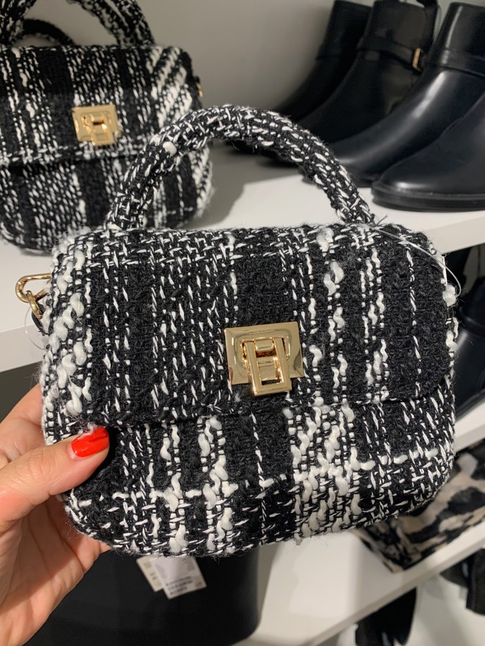 Stylová barevná kombinace ale sluší i drobným doplňkům. Buklé sekce kabelek značky H&M zaujala redaktorku Lifee Janu. (H&M, 599 Kč)