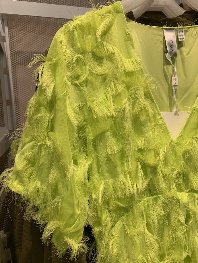 Na strukturálně nápaditém materiálu vynikne odstín o to výrazněji. (YAS, prodává ONLY)