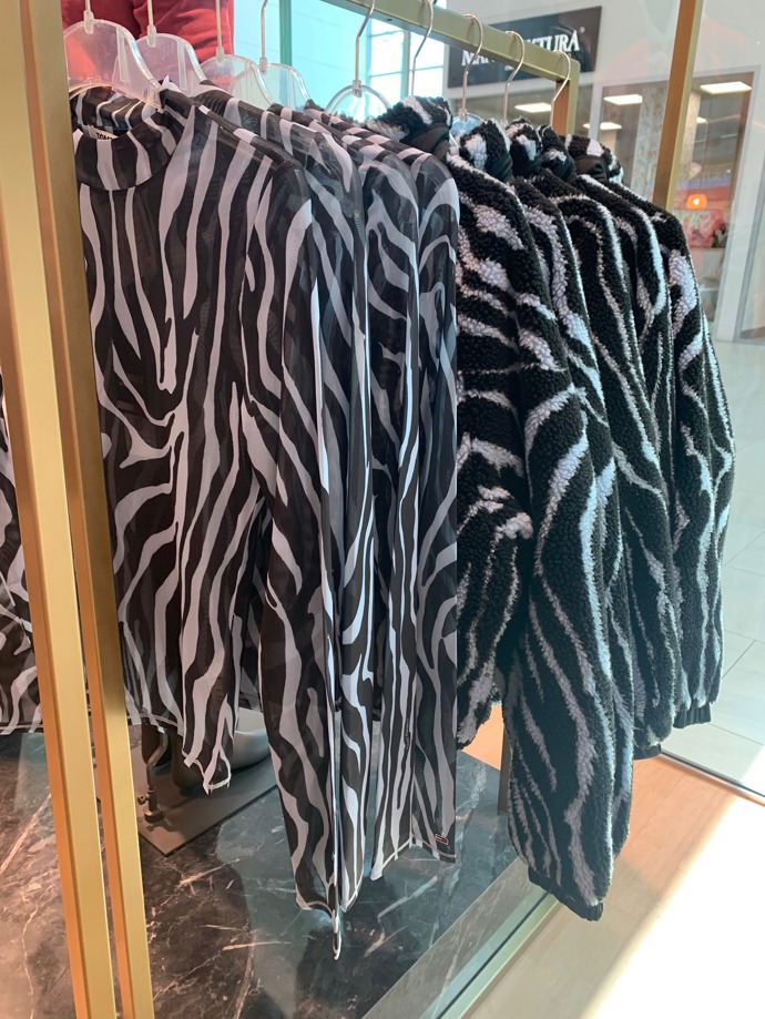 Výrazné vzory ale dominují napříč styly i barevnými škálami. Značka Tommy Hilfiger nabízí pro podzimní sezonu zvířecí motivy v neobvyklé temně modré barevnosti.