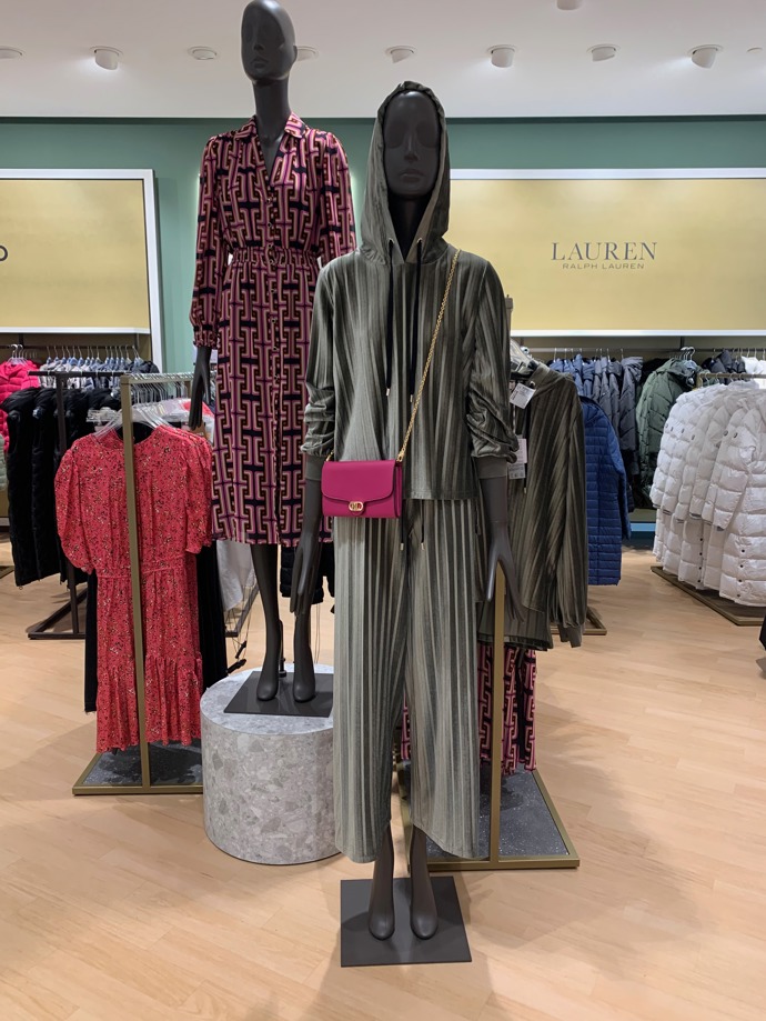 Výrazný prvek na neutrálním outfitu? Růžová kabelka a prezentace značky Ralph Lauren prostřednictvím multibrandového obchodu Peek & Cloppenburg.