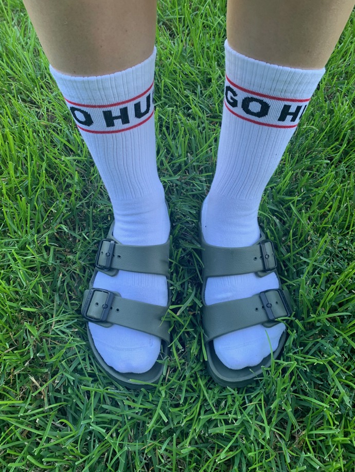 Sporty varianta s vysokými ponožkami a pantoflemi v plážovém stylu. (Pantofle, Funky Buddha, 29 €, ponožky, Boss, 429 Kč/2 páry)