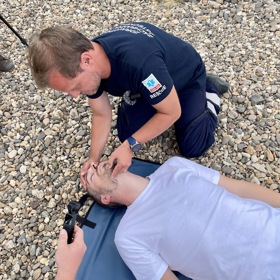 Zda dýchá, zjistíme podle toho, že mu zakloníme hlavu, přiložíme ucho ke tváři a sledujeme hrudník. Když neslyšíme dech, necítíme ho na tváři a nevidíme pohyb hrudníku, dotyčný nedýchá a je třeba zahájit resuscitaci.