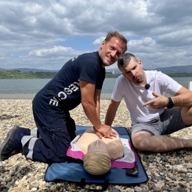 Ta u dospělého člověka začíná třiceti stlačeními hrudníku rukama, po nichž následují dva umělé vdechy do úst. Tyto procedury se stále opakují, dokud nepřijede záchranka, nebo se dotyčný nezačne bránit.