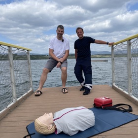 V případě, že máte po ruce defibrilátor, můžete použít i ten. A to za stálého stlačování hrudníku.