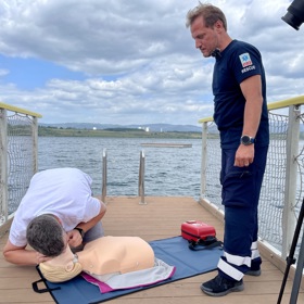 V případě záchrany tonoucího začíná resuscitace pěti umělými vdechy, po nichž následuje 30 stlačení hrudníku, dva umělé vdechy a pokračuje se jako u klasického oživování.