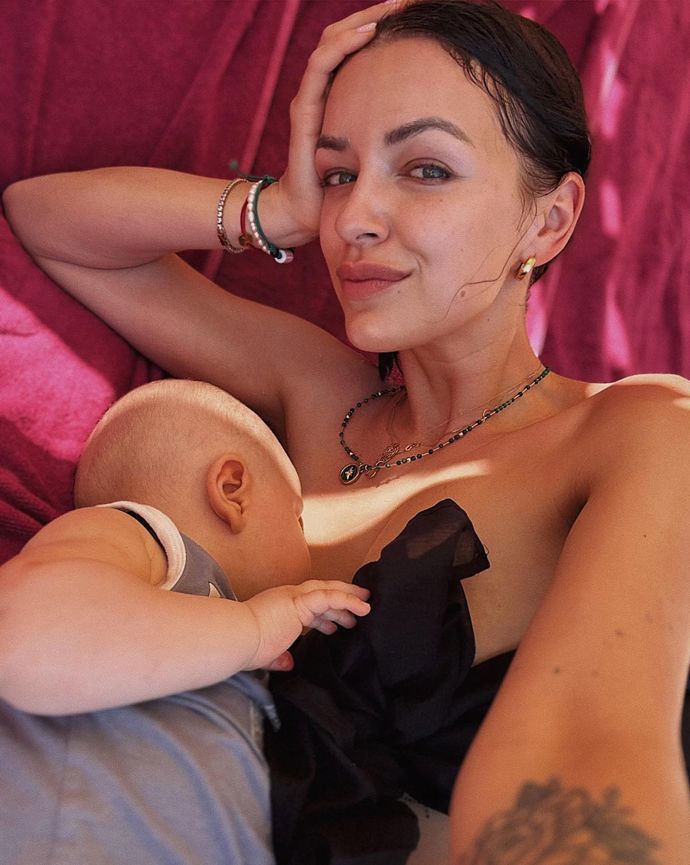 Jitka Boho svého synka s láskou kojí.