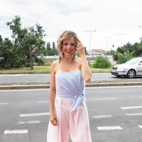 Zpěvačka Lucie Vondráčková a nejnovější hvězda seriálu Ulice se naopak v bledě modré dopustila menšího trapasu. Komplet od návrháře Dominika Navrátila totiž oblékla také její kolegyně Zorka Hejdová. A vypadaly jako dvojčata.