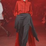 Akcent rudé neslo hned několik předvedených modelů slovenského návrháře tvořícího v Česku.