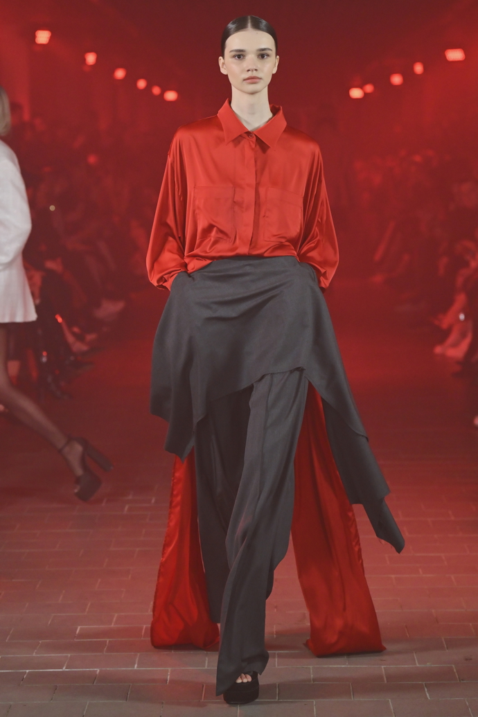 Akcent rudé neslo hned několik předvedených modelů slovenského návrháře tvořícího v Česku.