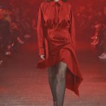 Model v rudém tónu z dílny Micheala Kováčika představený v rámci jarní edice MBPFW.