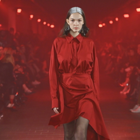 Model v rudém tónu z dílny Micheala Kováčika představený v rámci jarní edice MBPFW.