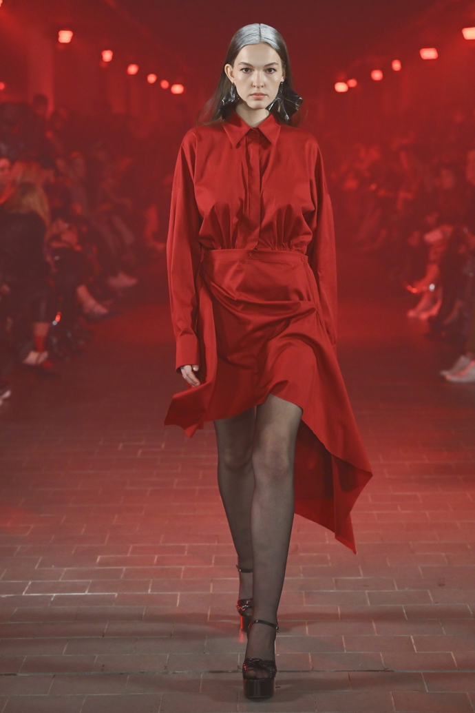 Model v rudém tónu z dílny Micheala Kováčika představený v rámci jarní edice MBPFW.