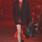 Rudý tón nechyběl ani v jeho pánské kolekci.