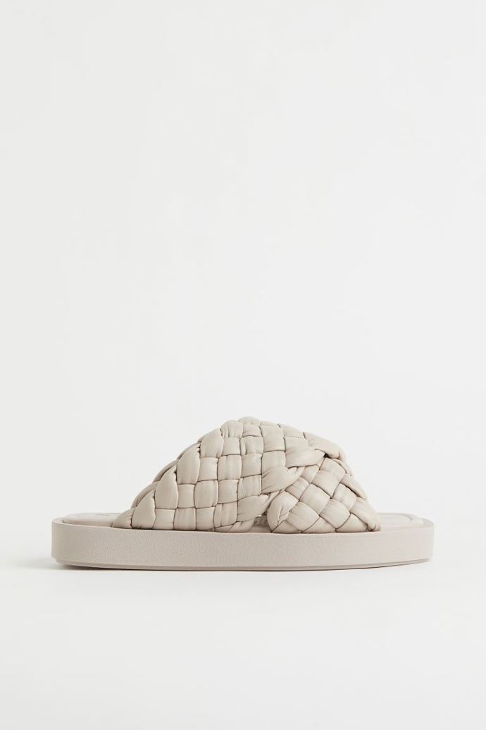 Kožené pantofle. (H&M,  499 Kč)