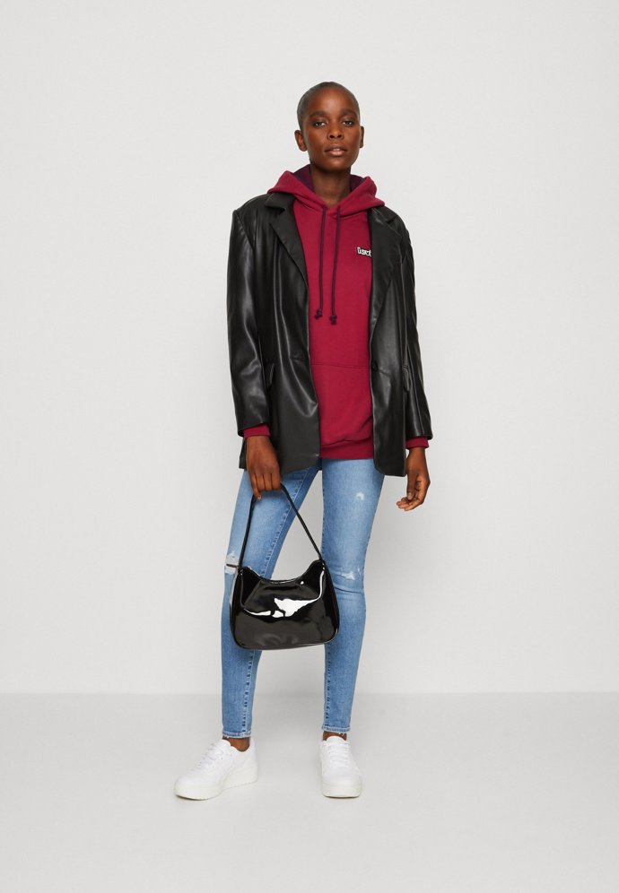 Propojit grunge styl s klasickými sportovními prvky není žádná věda. (Levi's)