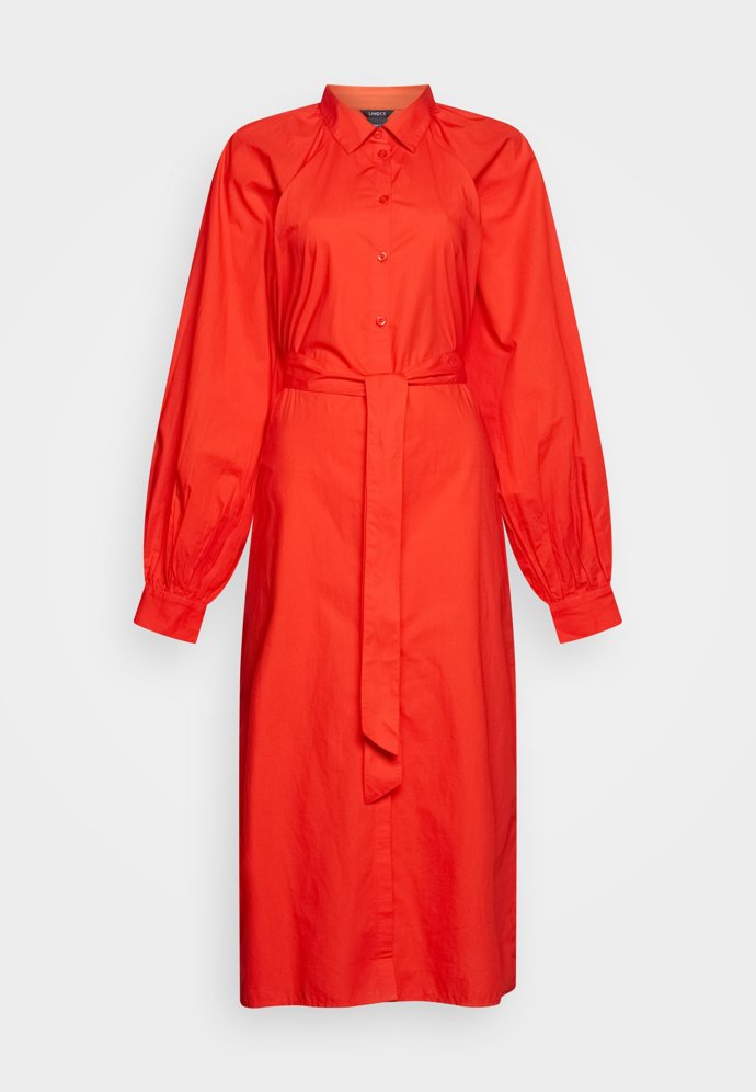 Šaty, H&M. (999 Kč)