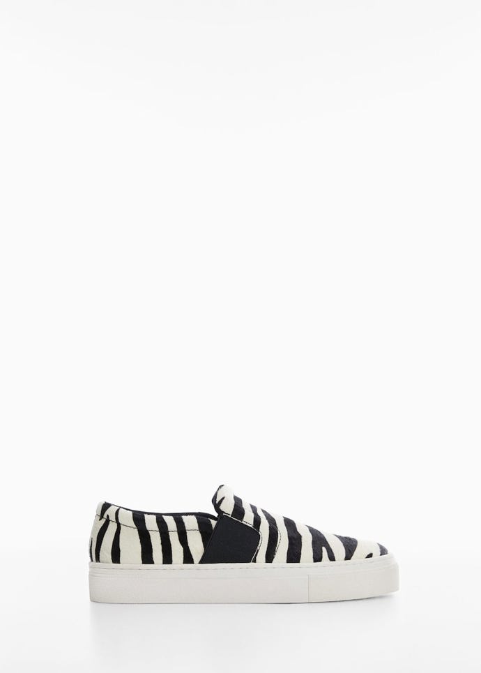 Slip-on obuv z kůže se zvířecími vzory. (Mango, 2 299 Kč)