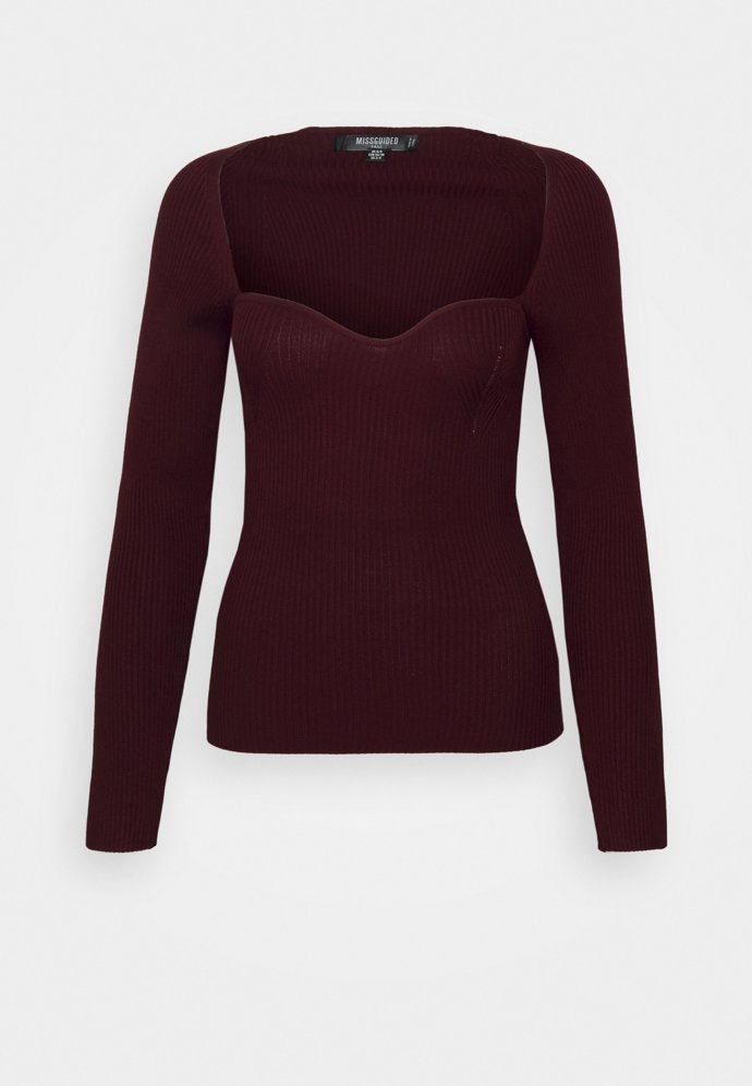 Stejný střih, módní odstín bordó. (Missguided, 769 Kč)