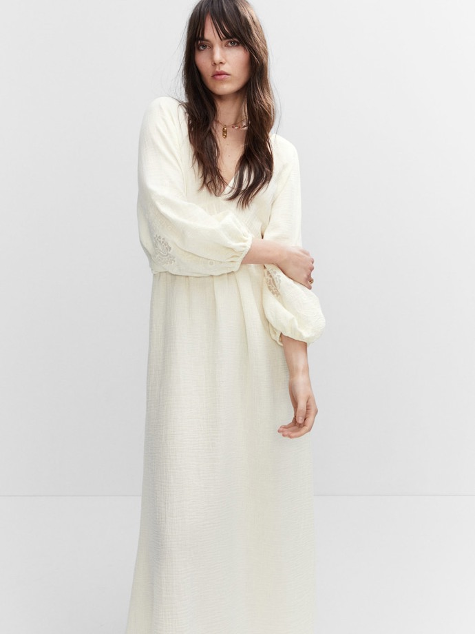 Mušelínové šaty s krajkovými detaily. (Mango, 1 799 Kč)