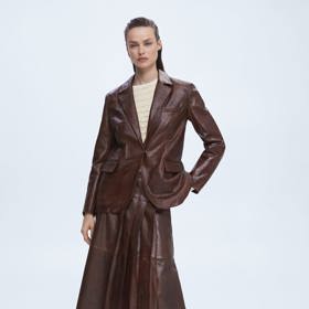 Kompletní kožený look v kancelářském stylu. Podzimní trend v podání značky Mango.