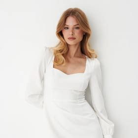 Srdíčkový tvar na šatech s rukávy. Líbivá a funkční varianta opticky zvětšující objem v potřebných partiích. (Mohito, 999 Kč)