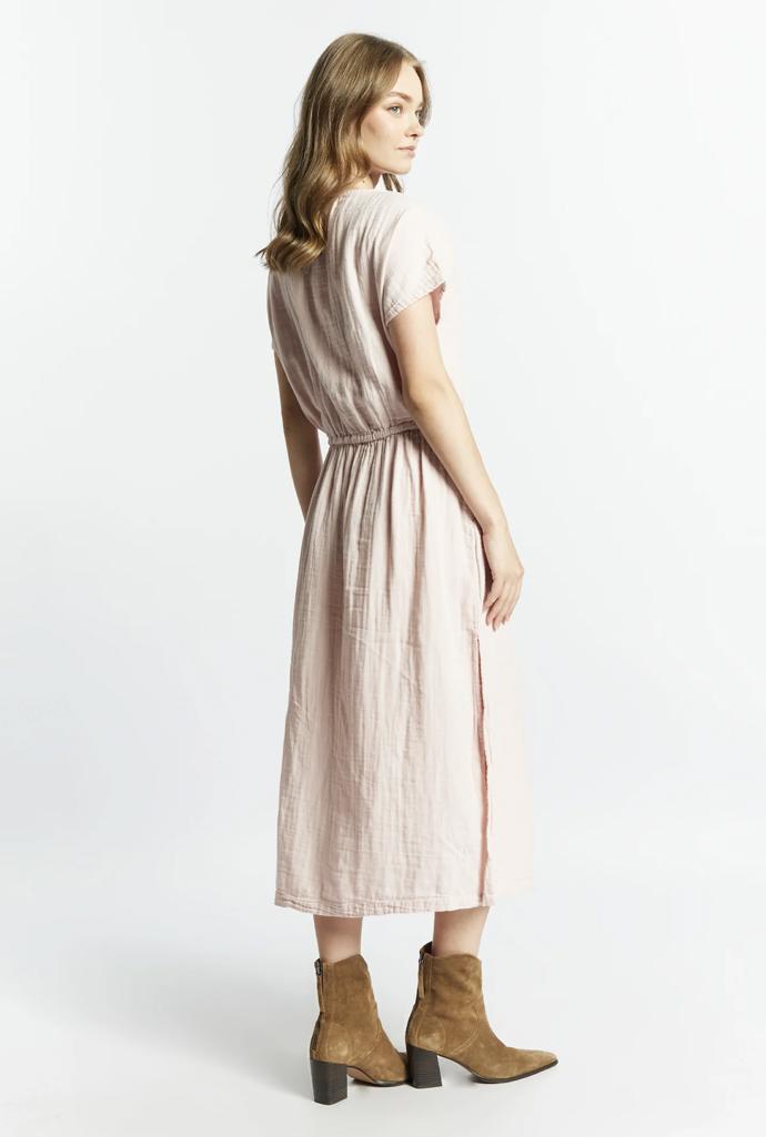 Univerzální mušelínové šaty. (Monnari, 1 390 Kč)