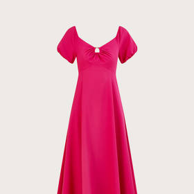 Detail, který přidá srdíčkovém výstřihu na dramatičnosti. (Monsoon, 1 890 Kč)