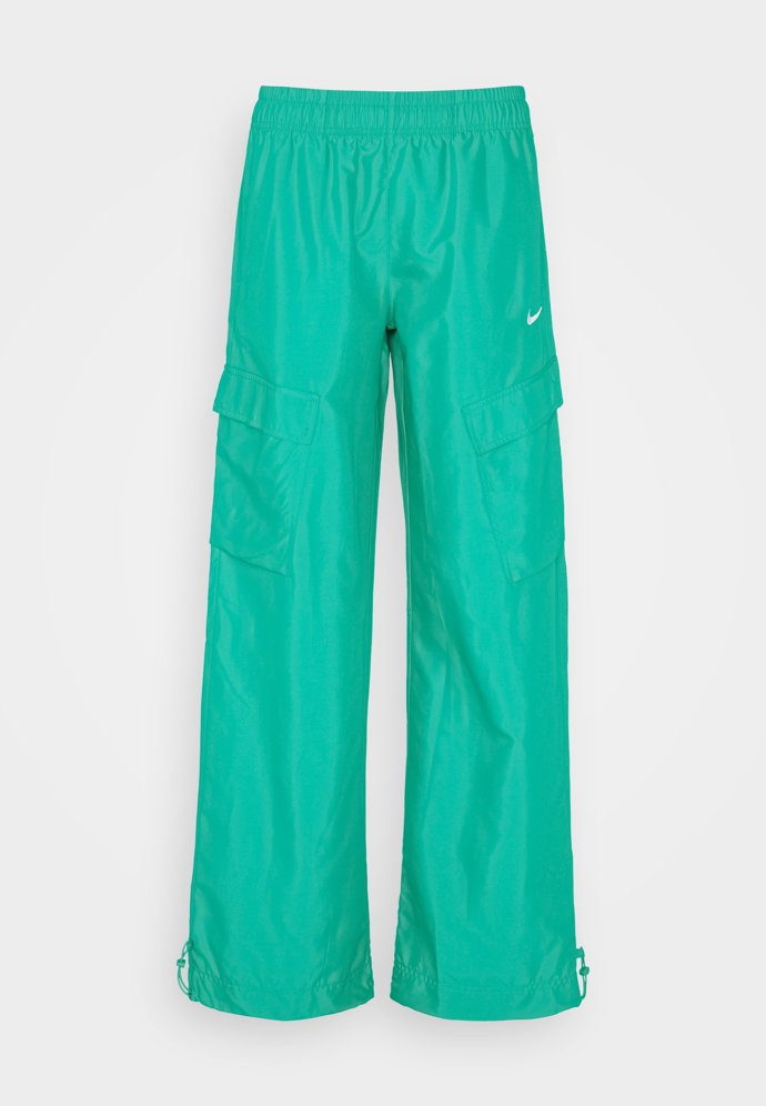 Sportovní varianta v pestrých barvách. Ideální třeba jako součást modelu ve stylu athletic grunge. (Nike, 2 190 Kč)