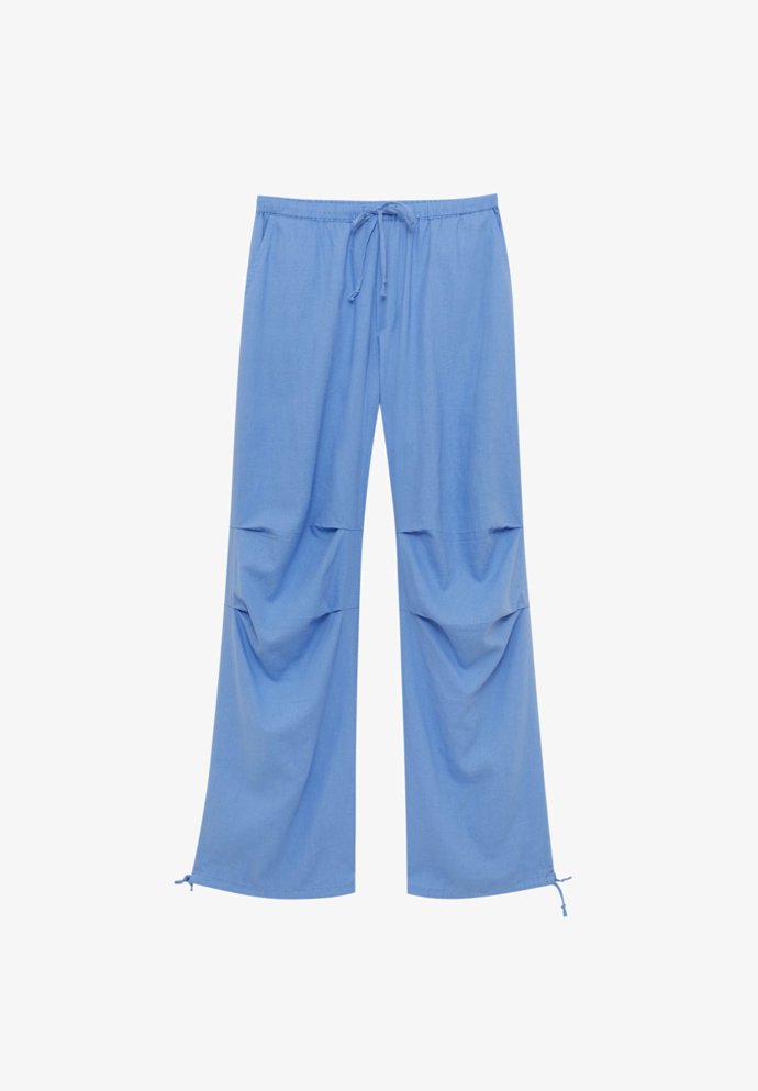 Splývavé kalhoty se šňůrkami. (Pull&Bear, 799 Kč)