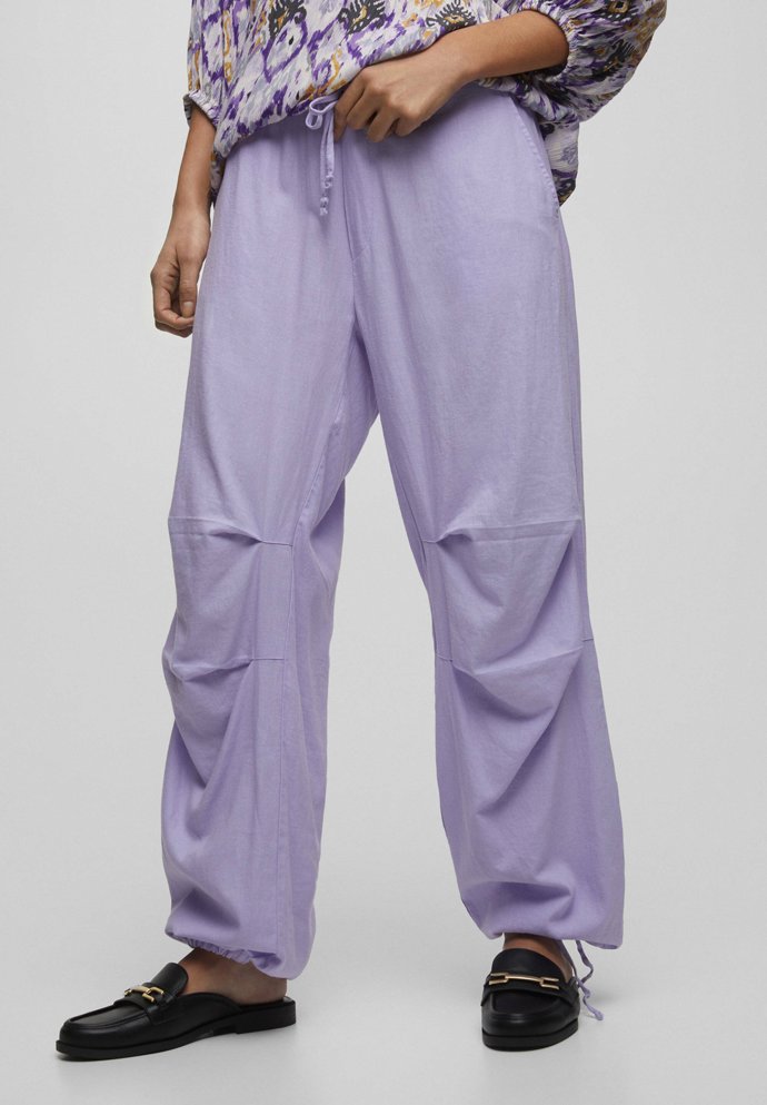 Ke kapsáčům můžete letos směle nazout i pantofle typu mules. (Pull&Bear)