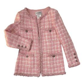 Podobný vintage kousek byl donedávna k dostání na stránkách Vestiaire Collective
za více než tři tisíce dolarů. Jakmile se v něm Margot Robbie mihla ve filmu Barbie, rázem je fuč. 