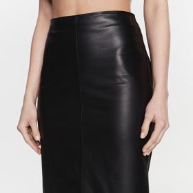 Pouzdrová sukně z kůže. Módní klasika opět na scéně. (Pinko, 8 690 Kč)