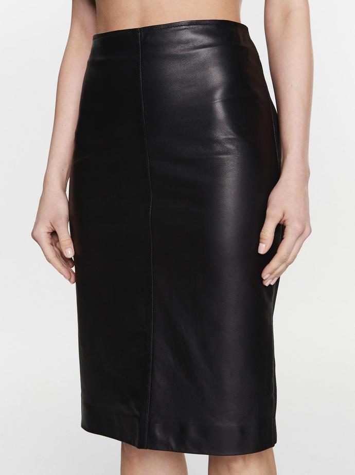 Pouzdrová sukně z kůže. Módní klasika opět na scéně. (Pinko, 8 690 Kč)