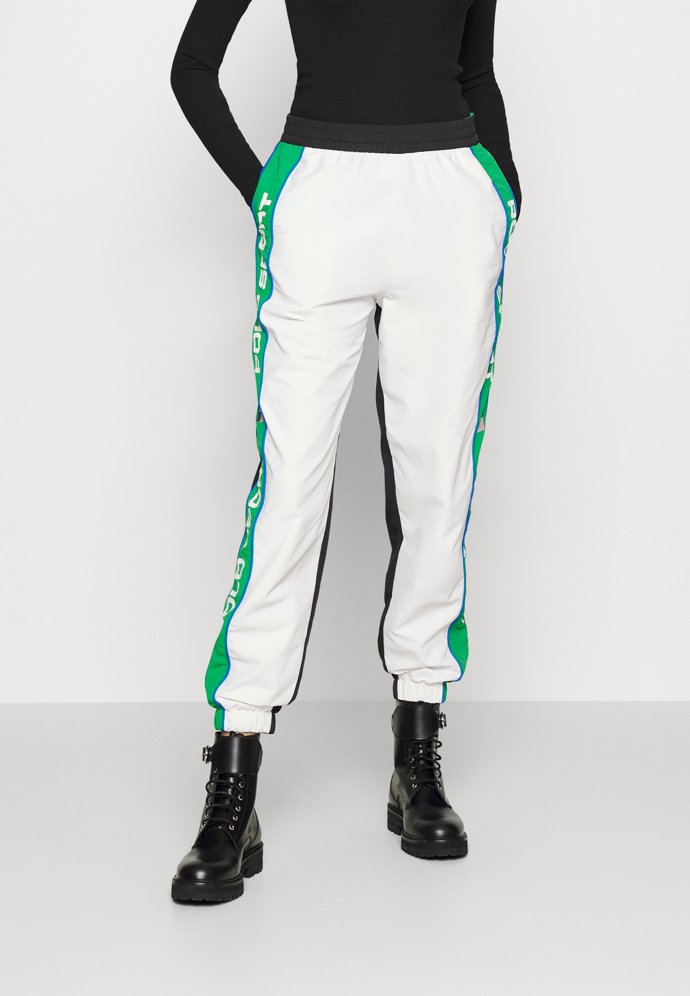 Grunge styl se sportovními prvky upoutá nevšedním propojením stylu. (Polo Ralph Lauren)