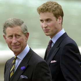 Princ William v roce 2002, kdy oslavil 20. narozeniny. Po plešatění stále ani památky, ač pro něj zdědil dispozice nejen od otce Charlese (vlevo) a dědy Phillipa, ale i dědy z maminčiny strany.