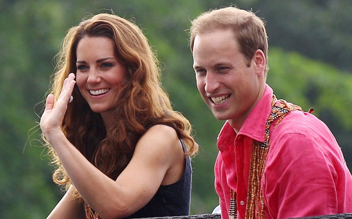 William začal plešatět na temeni hlavy, zatímco za ušima mu vlasy zůstávají dodnes. Na fotce z roku 2012 s manželkou Kate.