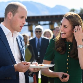 I když jsou urozené krve, i členové britské královské rodiny mají slabost pro obyčejná jídla. William a Kate si vedle boloňských špaget rádi dopřávají rybu s hranolky.