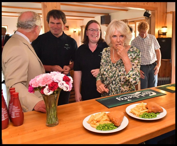 To královna choť Camilla si zase potrpí na míchaná vajíčka od vlastních slepiček, které s manželem Karlem III. chová na Highgrove. Nepohrdne ale ani anglickým národním jídlem fish and chips, tedy rybou s hranolky. Britský panovník pak bez vařeného vajíčka nezačne den.