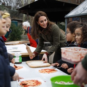 A výjimečné postavení má v jejich kuchyni samozřejmě i pizza. Kate má na ní místo pikantního salámu ráda slaninu a často ji připravuje i svým potomkům.