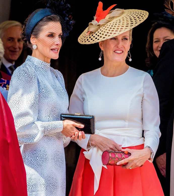 V roce 2019 měla Sophie tu čest setkat se se španělskou královnou Letizií. Zvolila si pro tuto příležitost sukni značky Suzannah v korálové barvě a klobouk z dílny Jane Taylor. Vše vhodně doplnila saténem potaženým psaníčkem válcovitého tvaru za 9 400 Kč. Stejný kousek si občas půjčuje i její dcera Louise.